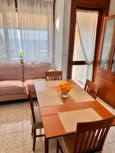 Posezení v ubytování Bilocale vista mare con giardino privato e piscina