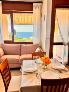 Posezení v ubytování Bilocale vista mare con giardino privato e piscina + 16 fotografií