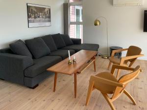 Posezení v ubytování First Row Beach House With Panoramic Views