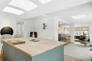 une cuisine et un salon avec une table et des chaises dans l'établissement Beautiful Family Summer House In Vejby, à Vejby Strand