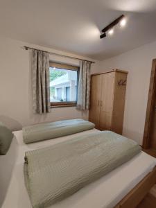 Un dormitorio con dos camas y una ventana en Apart Marie, en Rohrberg