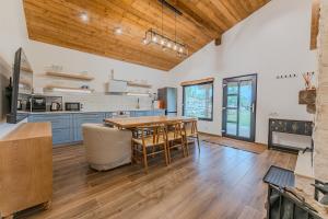O bucătărie sau chicinetă la Westwand Villas