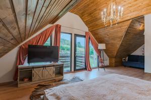 Un televizor și/sau centru de divertisment la Westwand Villas