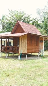 美翰Wattana Resort的一座带红色屋顶的小木房子 更多4张照片