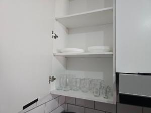 eine Küche mit leeren Gläsern auf einem Regal in der Unterkunft Mi Casita San Miguel in San Miguel + 45 Fotos