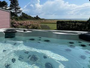 Bazén v ubytování First Row Beach House With Panoramic Views nebo v jeho okolí