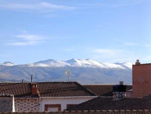 Nespecifikovaný výhled na hory nebo výhled na hory při pohledu z venkovského domu
