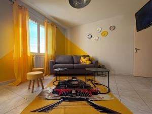 a living room with a couch and a rug at Chez Micheline et Gilbert in Villebernier