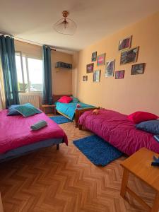 a room with three beds in a room at Chez Micheline et Gilbert in Villebernier