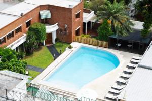 an overhead view of a swimming pool on top of a building at Hotel Yaguaron in San Nicolás de los Arroyos