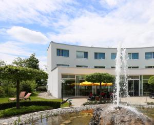伯尔尼Hotel A1 Grauholz的建筑物前的喷泉