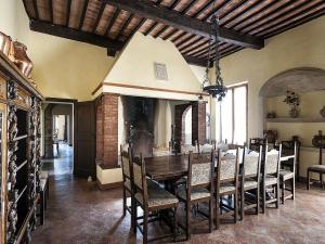 Un comedor con mesa y sillas en Siena Private Pool Villa, en Belforte