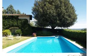 una piscina azul frente a una casa en Siena Private Pool Villa, en Belforte 12 fotos más