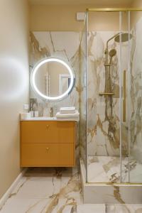 un baño con lavabo y espejo en Feel Lviv! Old City Apartment, en Leópolis