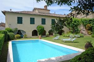 una gran piscina frente a una casa en Siena Private Pool Villa, en Belforte