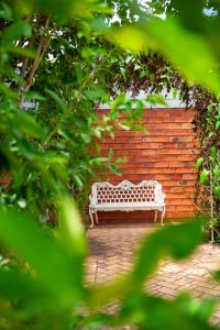 库亚巴德尔卡斯酒店的砖墙前的白色长凳 更多78张照片