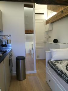 カンヌにあるStudio Haut de Gamme - Centre Villeのベッドとキッチン付きの小さな部屋