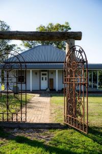 ein Eisentor vor einem Haus in der Unterkunft Ravenscroft Cottage in Eccleston