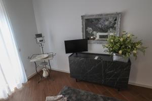 Μια τηλεόραση ή/και κέντρο ψυχαγωγίας στο Apartments Le Rondini 1