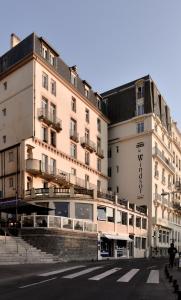 ビアリッツにあるHôtel Le Windsor Biarritzの大きな建物
