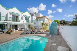 a villa with a swimming pool and a house at Casa Carmelo in Patalavaca