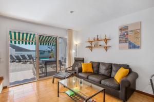 una sala de estar con un sofá y una mesa en Casa Carmelo, en Patalavaca