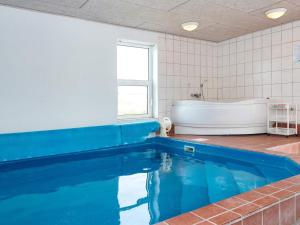 Πισίνα στο ή κοντά στο 12 person holiday home in Lemvig