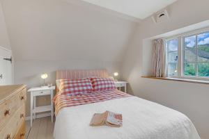 a bedroom with a bed with two towels on it at Church Cottage in Burford
