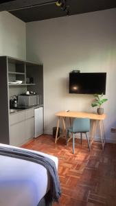 Modern Studio في كيب تاون: غرفة مع مكتب وطاولة مع كرسي