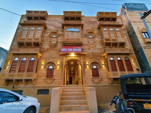 un bâtiment avec une enseigne sur la façade dans l'établissement Hotel Thar Heritage, à Jaisalmer