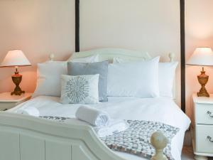 Giường trong phòng chung tại Pelican Cottage