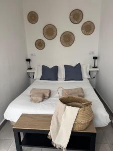 Un dormitorio con una cama con una cesta encima. en City Beach 1, en Las Palmas de Gran Canaria