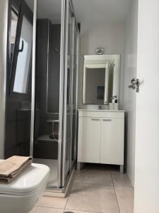 Un baño con inodoro, ducha y lavabo. en City Beach 1, en Las Palmas de Gran Canaria 11 fotos más