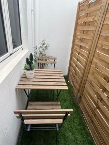 una mesa de picnic de madera con una maceta en el patio en City Beach 1, en Las Palmas de Gran Canaria
