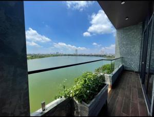 un balcón con vistas a una gran masa de agua en MD Hotel, en Mỹ Lộc