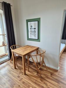 オーバーシュライスハイムにある2-Zimmer Wohnung 4 - Apartments am Schlossの木製テーブルと椅子2脚