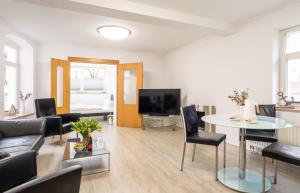 a living room with a couch and a table at Ferienwohnung Charlot mit 2 Schlafzimmern & Bio-Kamin in Heringsdorf