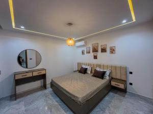 Ένα ή περισσότερα κρεβάτια σε δωμάτιο στο Luxury and Prestige in the Heart of Tunis