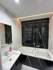 Ένα μπάνιο στο Luxury and Prestige in the Heart of Tunis