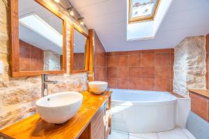 un bagno con un lavandino, una vasca da bagno e un lavandino di Maison proche de la mer a Longeville-sur-Mer Altre 25 foto