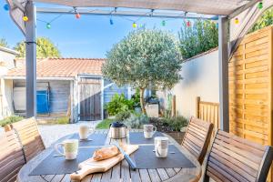 un tavolo con del cibo sopra in un patio di Maison proche de la mer a Longeville-sur-Mer
