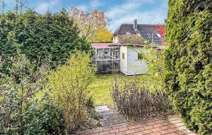 une maison est vue à travers la haie d'une cour dans l'établissement Ferienwohnung Trassenheide, à Trassenheide 11 autres photos