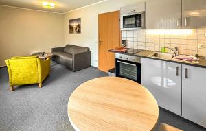 une cuisine avec une table en bois dans une pièce dans l'établissement Ferienwohnung Trassenheide, à Trassenheide