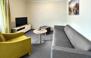 un salon avec un canapé et une table dans l'établissement Ferienwohnung Trassenheide, à Trassenheide