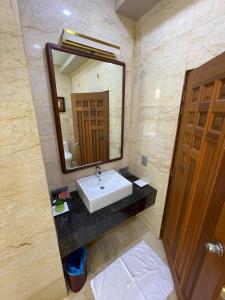 łazienka z umywalką i lustrem w obiekcie Perhentian Coralview-Island Resort w mieście Kampong Pasir Hantu