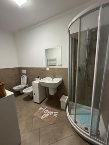 Un baño con ducha, lavabo e inodoro. en IseoParadise, en Pisogne