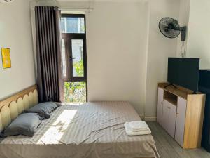 Katka Riverside Homestay Hai Phong في An Dương: غرفة نوم بها سرير ونافذة