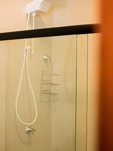 eine Glastür mit Duschkopf in der Unterkunft Aconchego de Milagres Casa2 750m praia do Riacho. in São Miguel dos Milagres