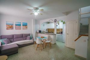 a living room with a purple couch and a table at Dúplex en Vera a 200m de la Playa in Vera