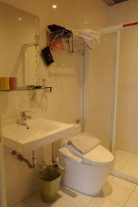 ein Badezimmer mit Toilette und Waschbecken in der Unterkunft Lost in Memory in Sanxing Township + 14 Fotos